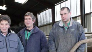Les associés dans la nouvelle partie du bâtiment : François et André Challan-Belval, Jérôme Bouquin (de g. à dr.). À la retraite depuis janvier 2017, François aide à la traite du matin. Il assure la transition en attendant que le fils d’André finisse son apprentissage (bac pro) cette année.a. b. Les associés dans la nouvelle partie du bâtiment : François et André Challan-Belval, Jérôme Bouquin (de g. à dr.). À la retraite depuis janvier 2017, François aide à la traite du matin. Il assure la transition en attendant que le fils d’André finisse son apprentissage (bac pro) cette année.a. b.